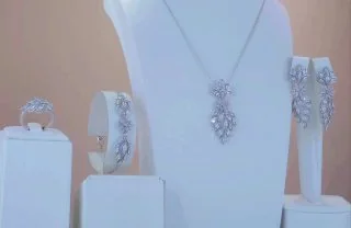 Komplekt bijuteriya 750 proba, sariq tilla yugurtirilgan, Fianit, rasm 2